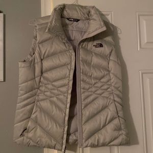 grey north face vest